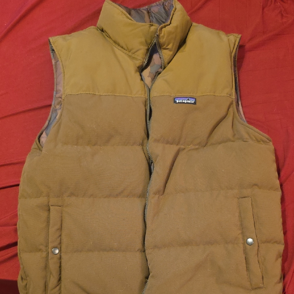 Patagonia Men's Brown/Camo Reversible Puffer Vest